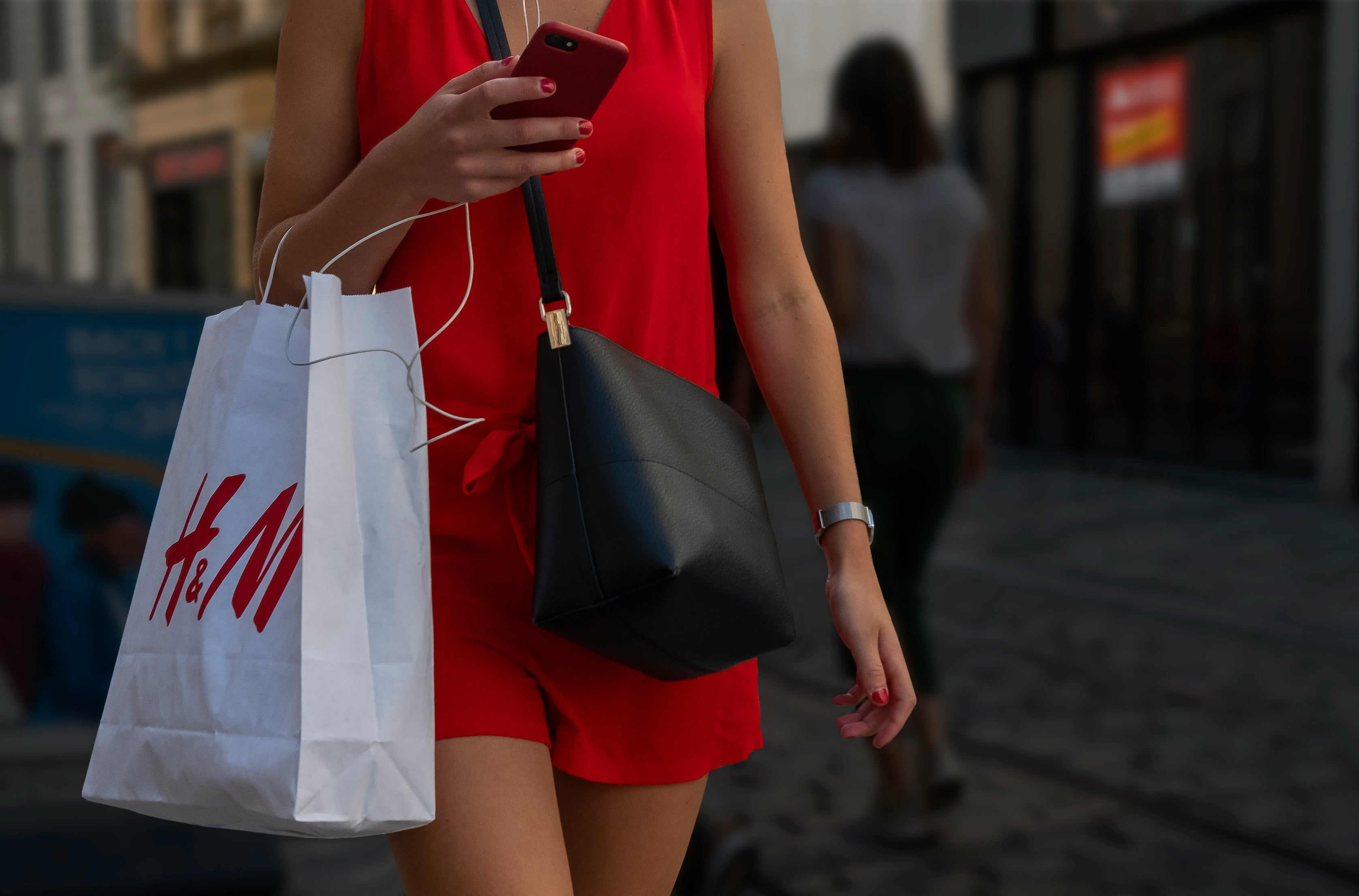 What Is Fast Fashion? A Clear Guide to the Brands, Impacts, and Better Alternatives