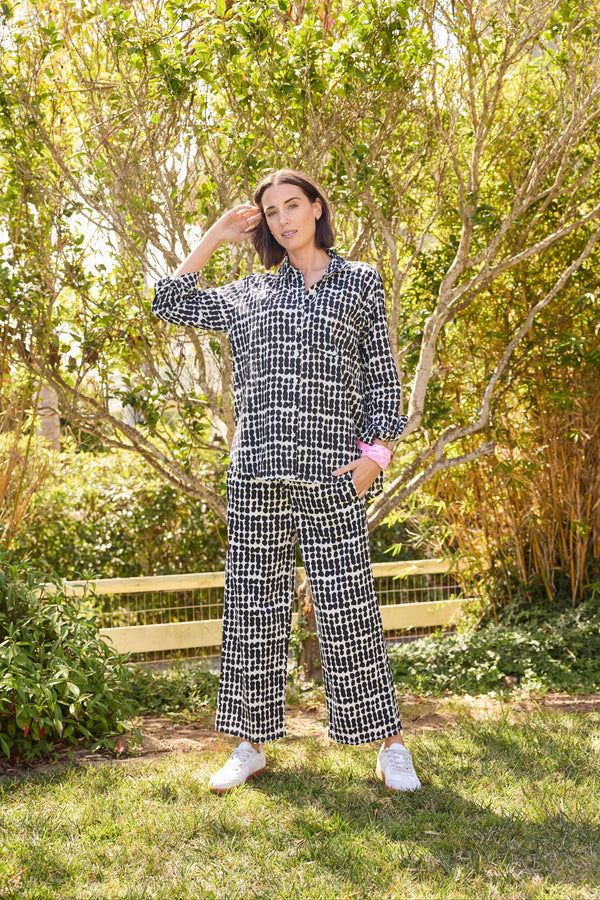 Good Boyfriend Shirt - Messy Dots Black